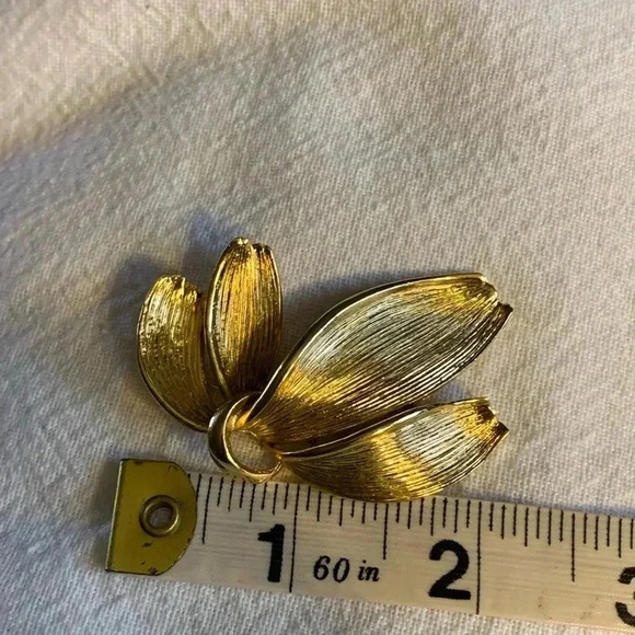 Vintage 1960s gold tone pin /brooch, leaf motif - Picture 9 of 9
